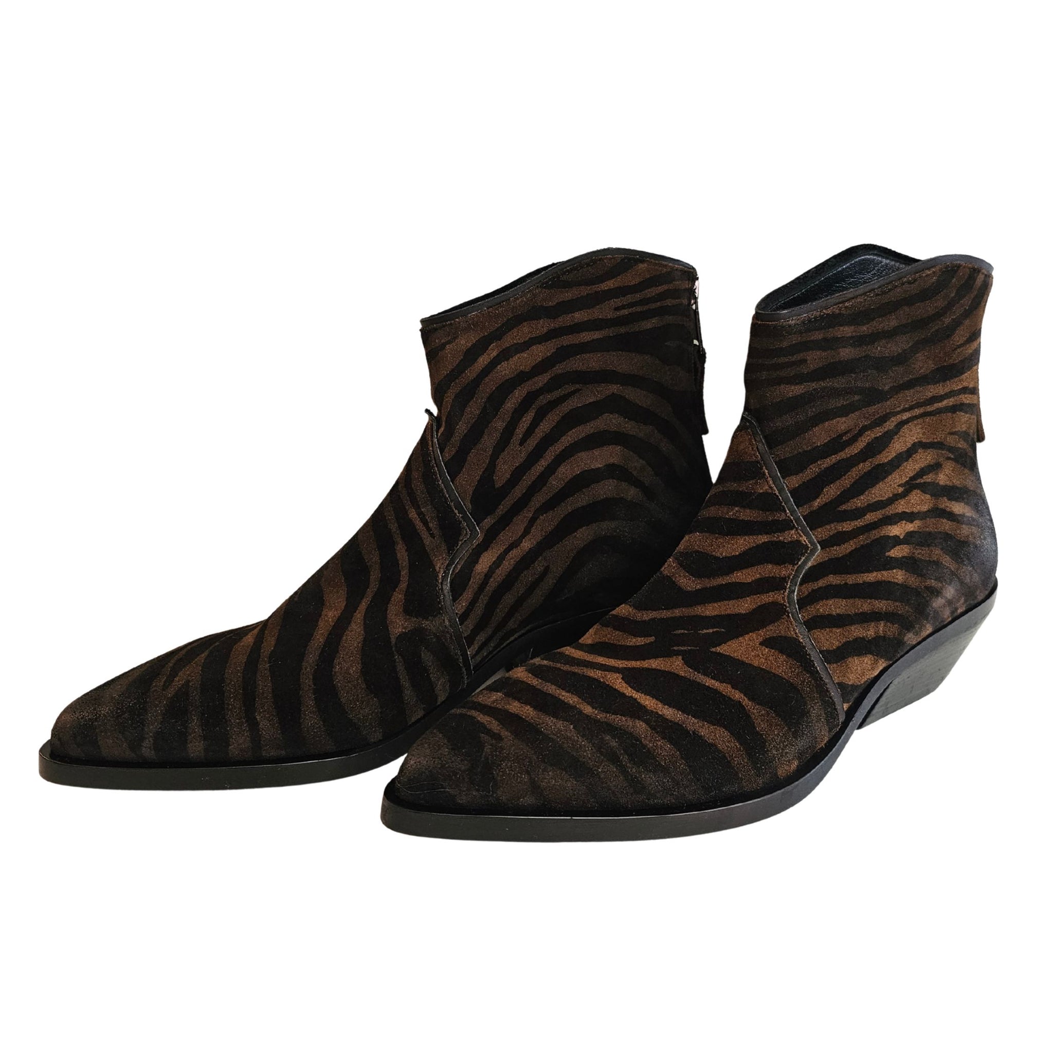 Elena Iachi, Cowboy Stiefelette im Tigerprint