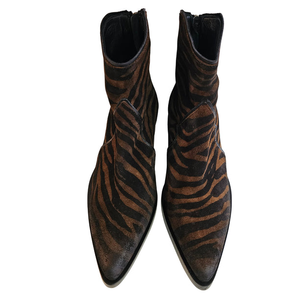 Elena Iachi, Cowboy Stiefelette im Tigerprint