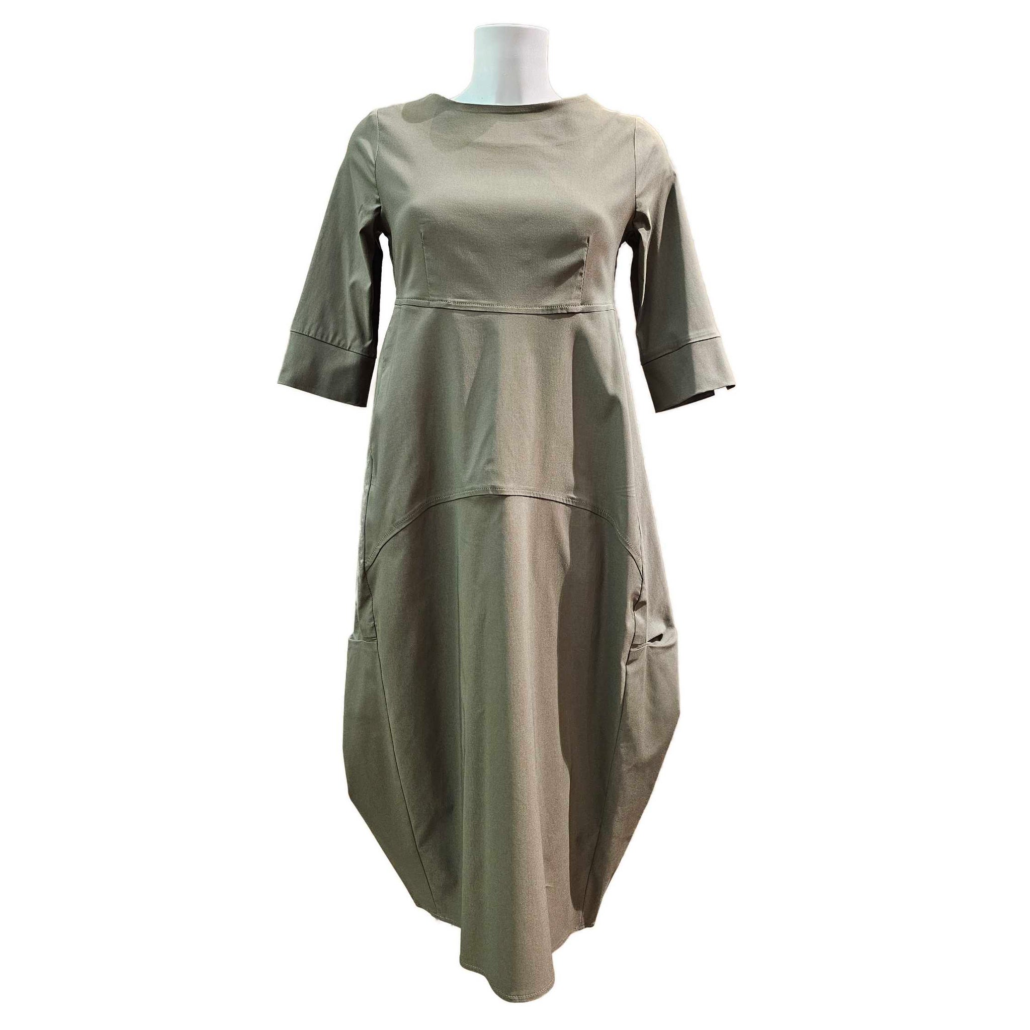 Vicario Cinque, Abiola, olivfarbenes Kleid  mit raffiniertem Schnitt