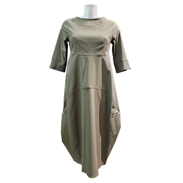 Vicario Cinque, olivfarbenes Kleid  mit raffiniertem Schnitt