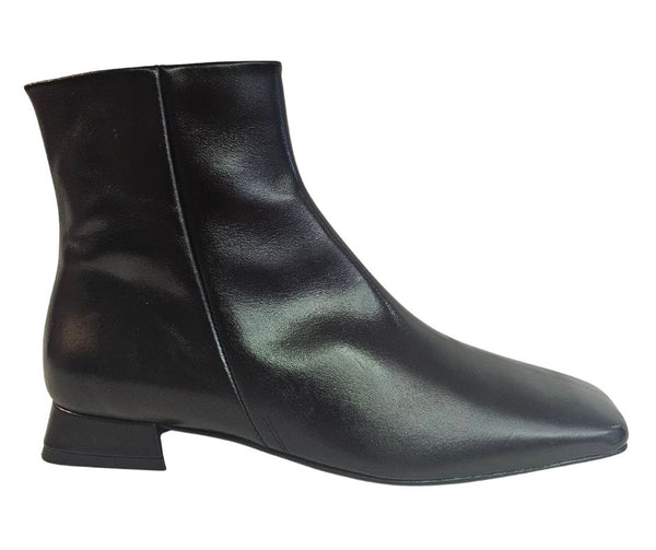 ZINDA, flache Stiefelette in Schwarz