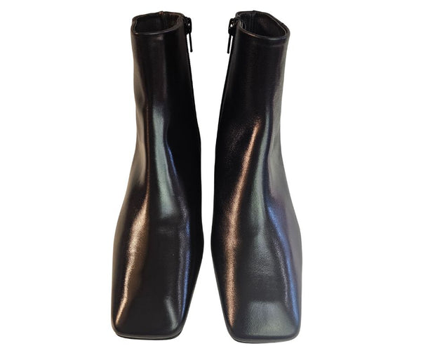 ZINDA, flache Stiefelette in Schwarz