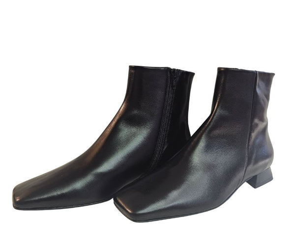 ZINDA, flache Stiefelette in Schwarz