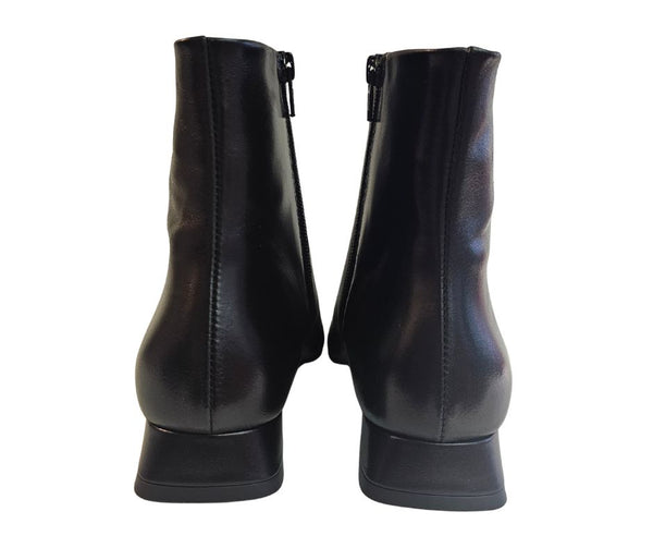 ZINDA, flache Stiefelette in Schwarz