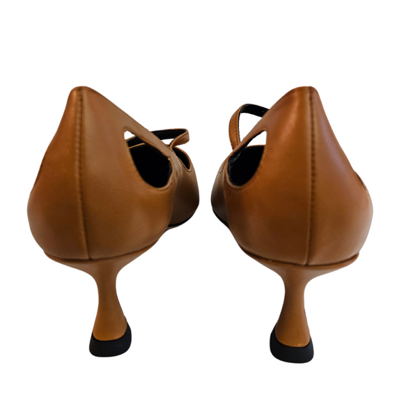 Lola Cruz, Kürbisfarbende Pumps mit Cutouts
