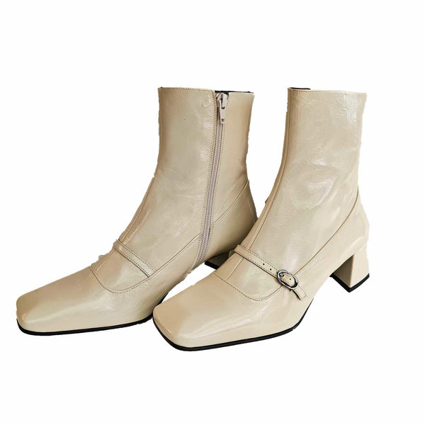 Zinda, cremefarbende Lackleder-Stiefelette in Knautschlack