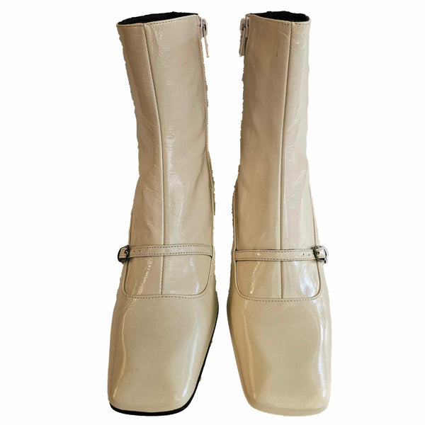 Zinda, cremefarbende Lackleder-Stiefelette in Knautschlack
