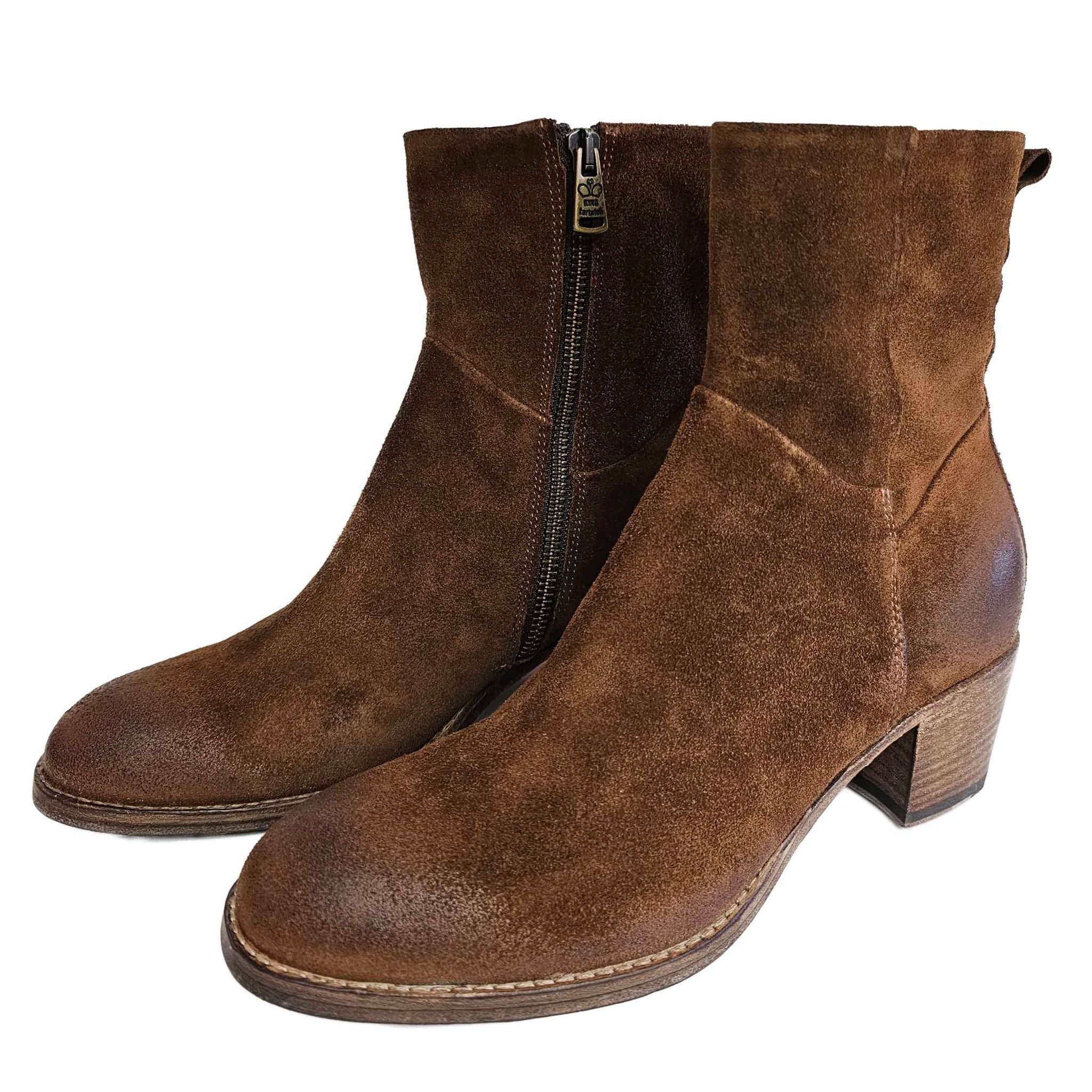 https://www.milliwayshamburg.de/cdn/shop/files/king-wildleder-stiefelette-cognac-04_1024x1024@2x.jpg?v=1696182314