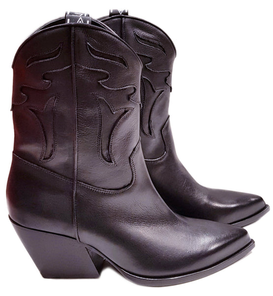 Elena Iachi, schwarzer Cowboy-Stiefel