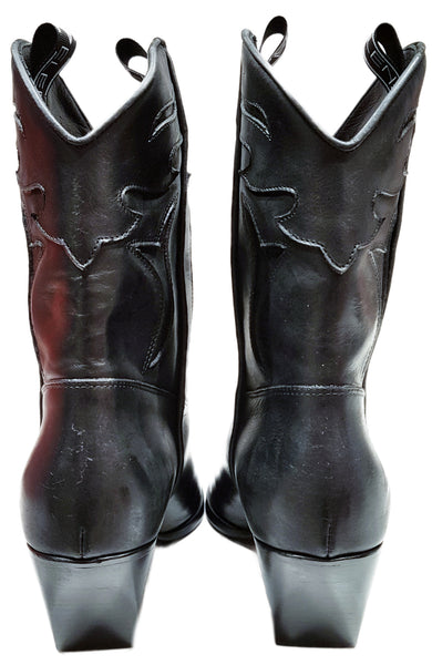 Elena Iachi, schwarzer Cowboy-Stiefel