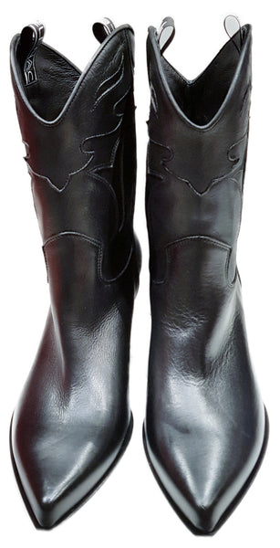 Elena Iachi, schwarzer Cowboy-Stiefel