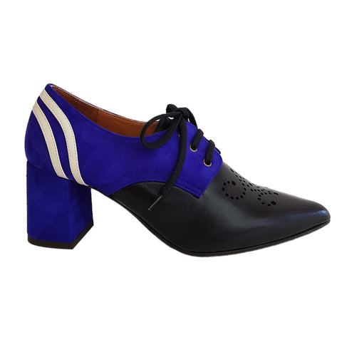 spitzer Schnürschuh mit Blockabsatz aus Wildleder in Electricblue und schwarzem Glattleder mit Lochmuster