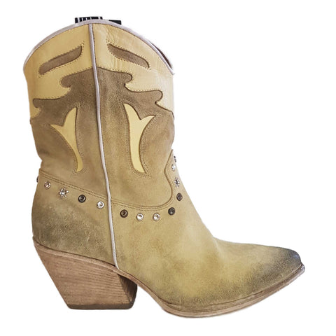 Elena Iachi, Cowboy-Stiefel in Vanillegelb