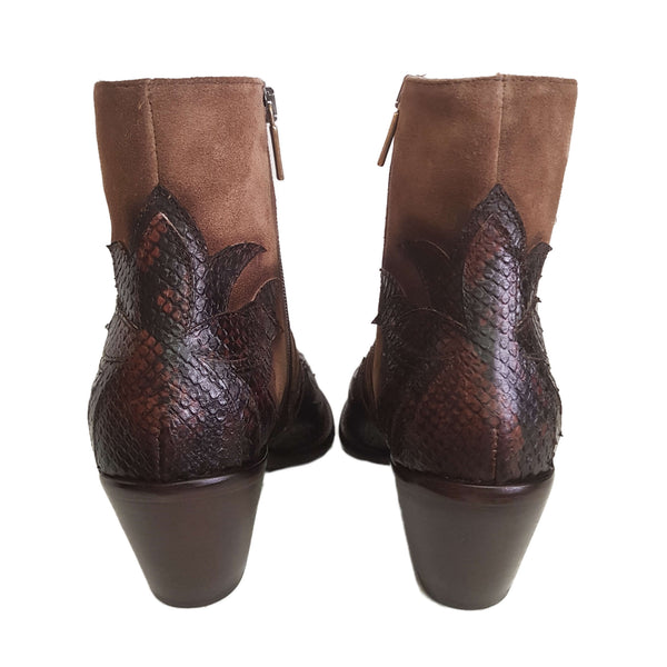 Ghost, camelfarbene Wildleder-Stiefelette mit Applikationen