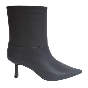 Lola Cruz, schwarze Stilettostiefelette mit weitem Schaft