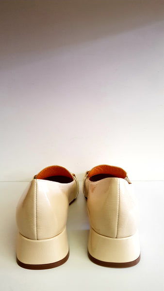 Mara Bini, vanillefarbener Loafer aus Knautschlackleder