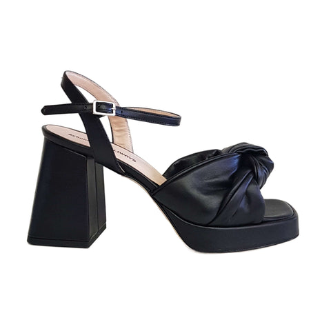 Milliways, Plateau-Sandalette mit Knoten in Schwarz