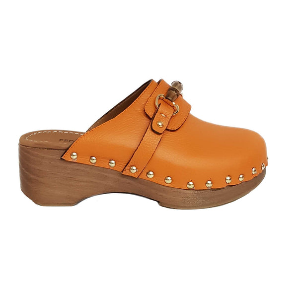 Pedro Miralles, Weekend, orangefarbener Clogs mit goldfarbenen Nieten