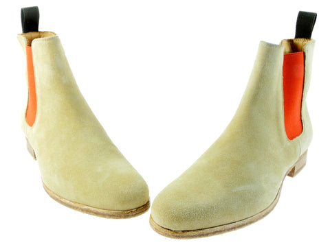 Schuhe & Handwerk, rahmengenähter Chelsea Boot in beigem Wildleder