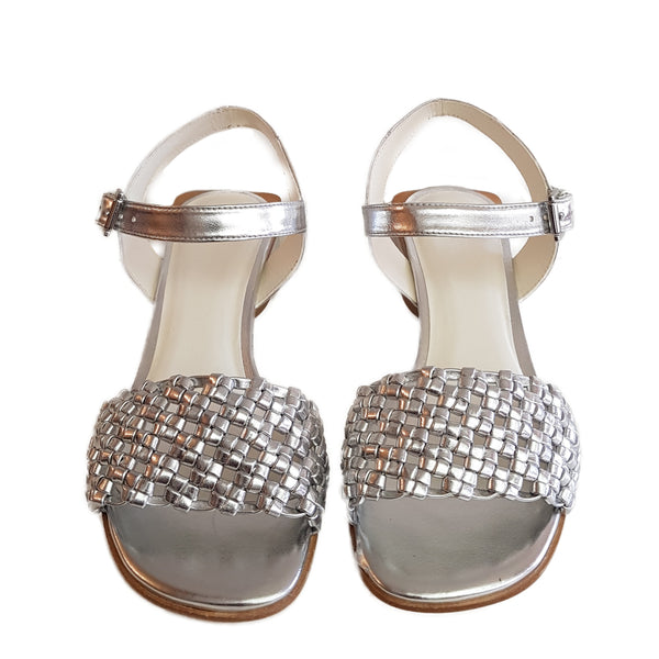 Zinda, geflochtene Perlatoleder-Sandalette in Silber